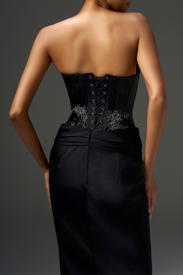 Robe longue à paillettes et épaules dénudées