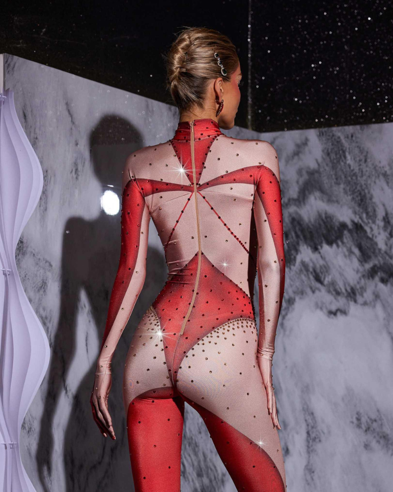 SYLVARÉ | COMBINAISON ROUGE AVEC PIERRE SCULPTÉE