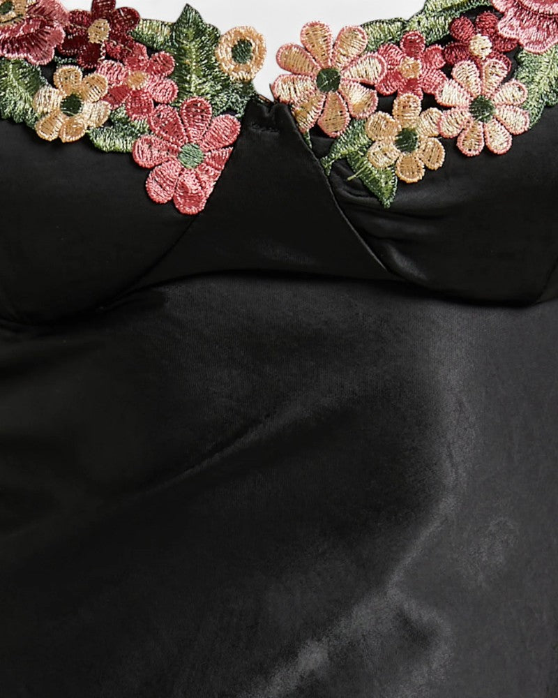 VERALUNE | FLORAL-TRIMMED DRESS